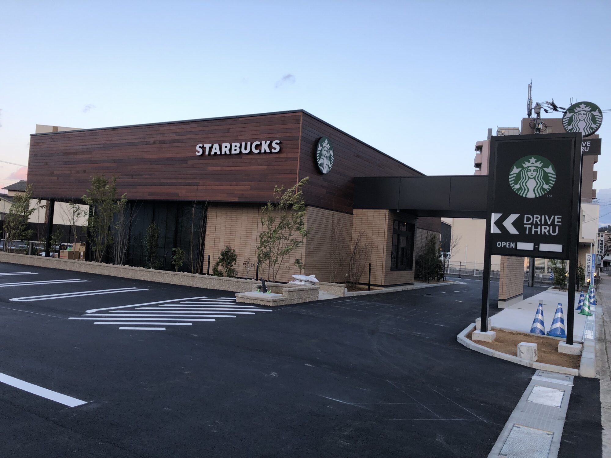 僕の住む街ではスタバが新しく3店舗もできる ほぼ同時に これはどういうことだろう